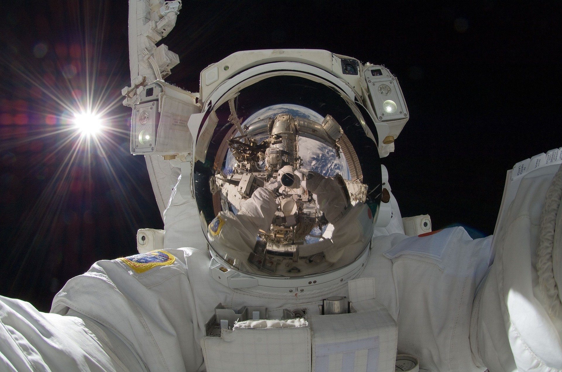 SpaceX will 2021 die ersten Touristen zur ISS schicken
