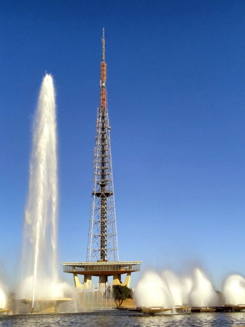 Der Fernsehturm von Brasília ragt 218 Meter in die Höhe und bietet eine einzigartige Aussicht