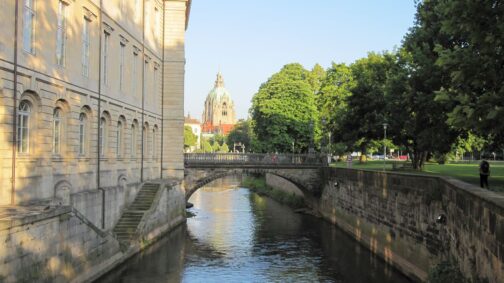 Blick vom Leineschloß entlang des Leineufers zum neuen Rathaus