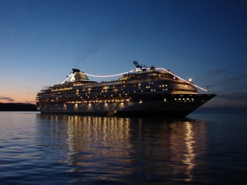 Kreuzfahrtschiff bei Nacht