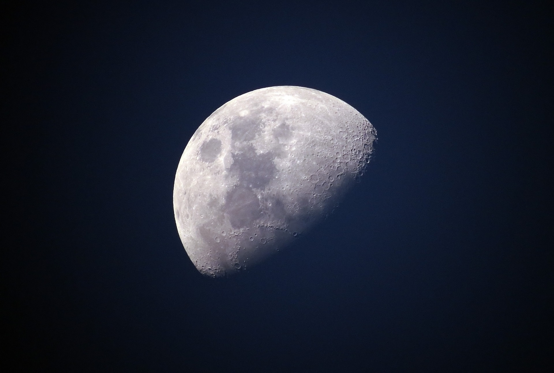 Statt Straßenlaternen: China plant eigenen Mond