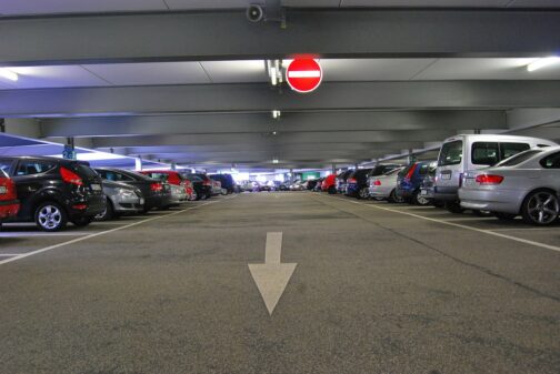 Autos im Parkhaus
