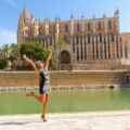 Frau vor Kathedrale in Palma