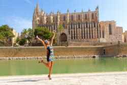 Frau vor Kathedrale in Palma