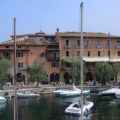 Der Hafen von Torre del Benaco am Ostufer des Gardasees