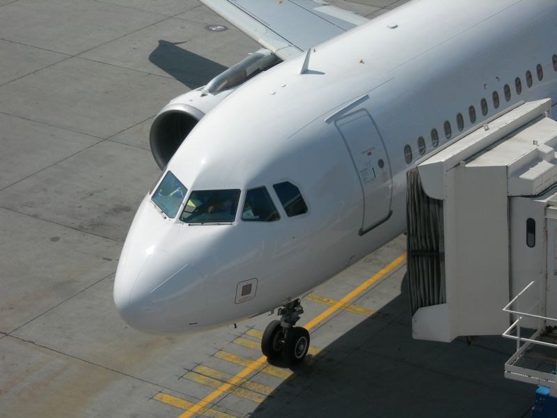 Flugzeug dockt am Gangway an