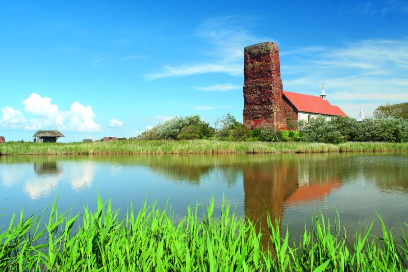 Das Wahrzeichen der Insel – die alte Kirche (© Pellworm.de) Das Wahrzeichen der Insel – die alte Kirche (© Pellworm.de)