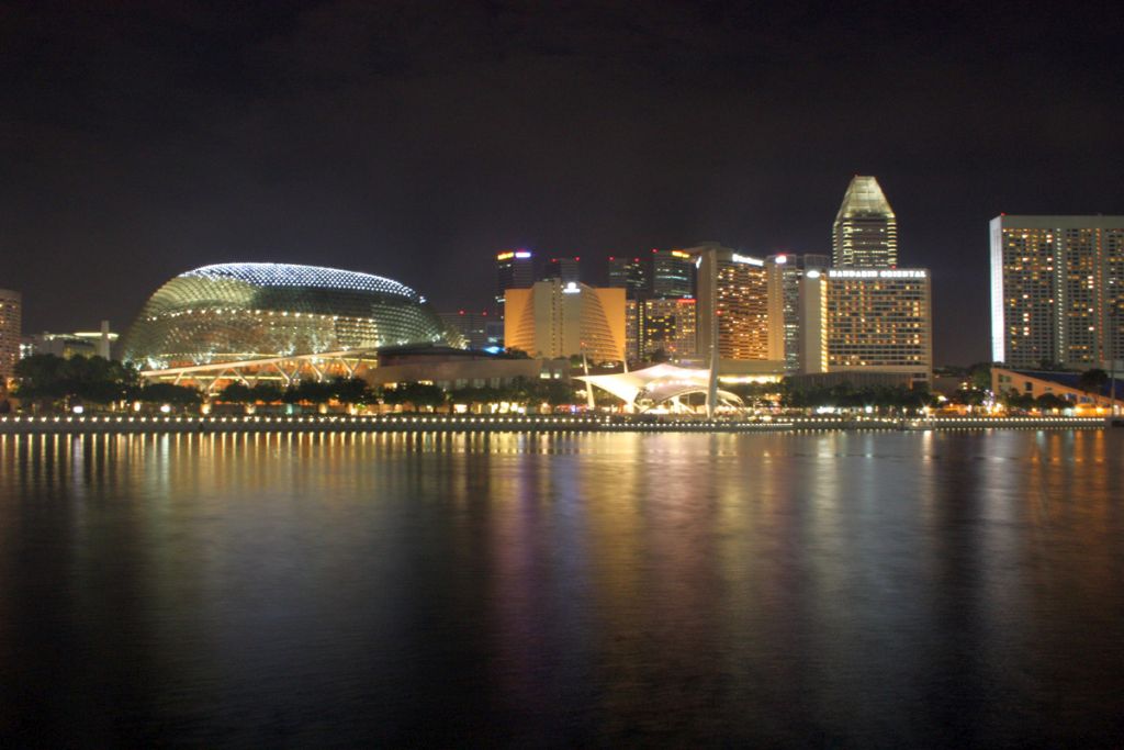Die Skyline von Singapur bei Nacht