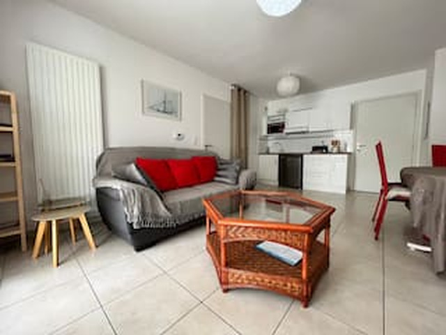 Appartement d'une pièce libre et renové