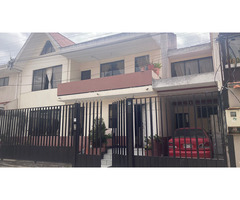 asa amplia de 2 pisos + buhardilla en Yanuncay, Cuenca