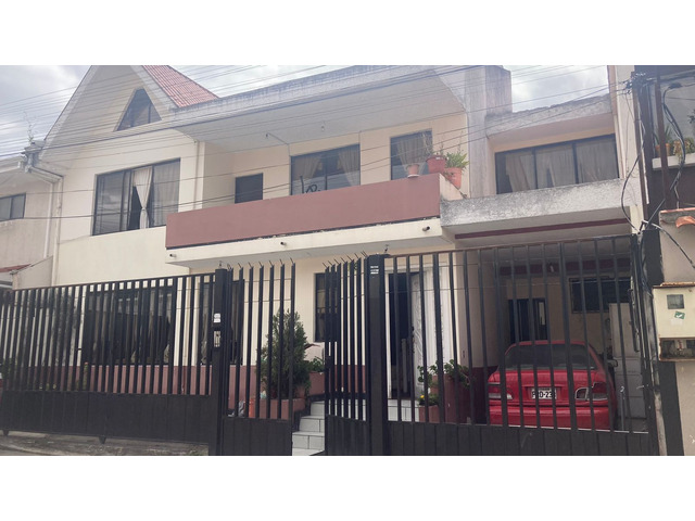 asa amplia de 2 pisos + buhardilla en Yanuncay, Cuenca