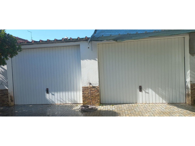 Vendo 2 portões basculantes para garagens