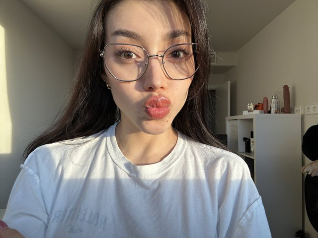 Garota nova, muito calma, doce, sensual e honesta.