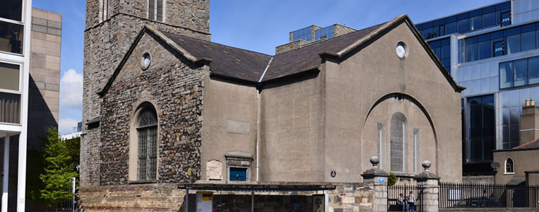 Alte Kirche zwischen modernen Gebäuden: St. Michan's wurde bereits 1095 gegründet