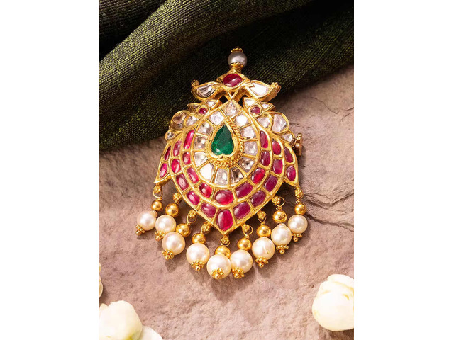 Elegant Gold Jewellry for Women: Earrings and Necklaces Collection