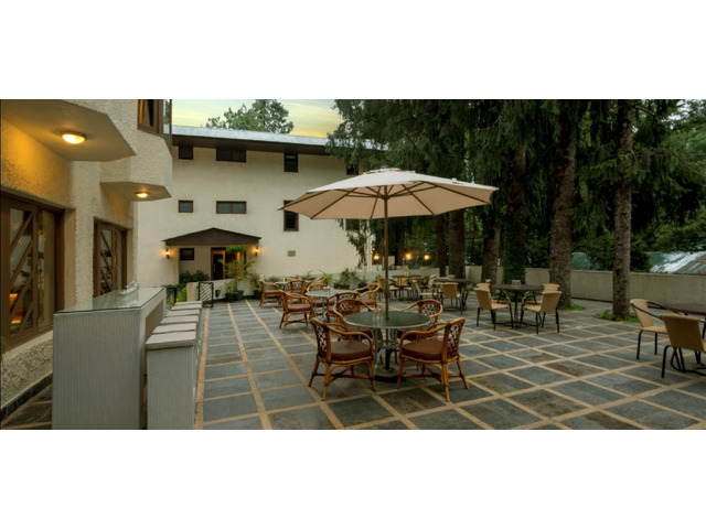 Best cafe in Nainital Mall Road with Lake-Side Access