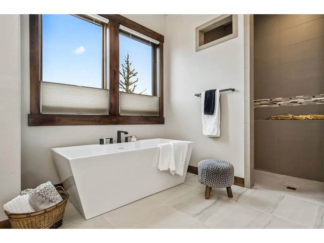 Kitchen remodelers bend