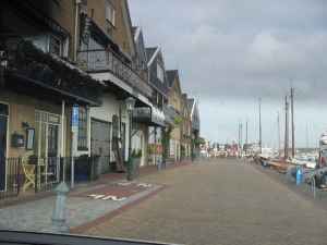 Die Hafenpromenade von Urk