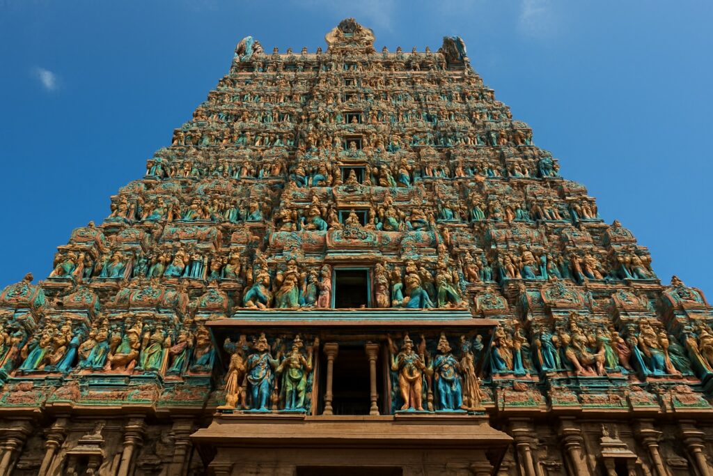 Ein bunt bemalter Dravida-Tempelturm (Gopuram) in Tamil Nadu