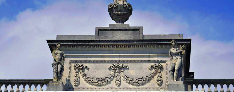 Die ornamentalen Urnen auf dem Dach kaschieren den Rauchabzug