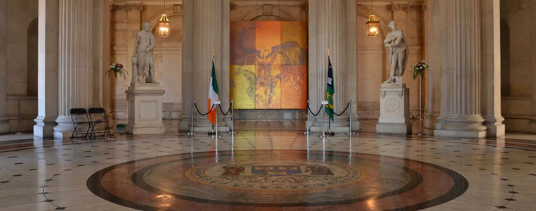 Das Mosaik in der Mitte des Bodens zeigt das Stadtwappen Dublins