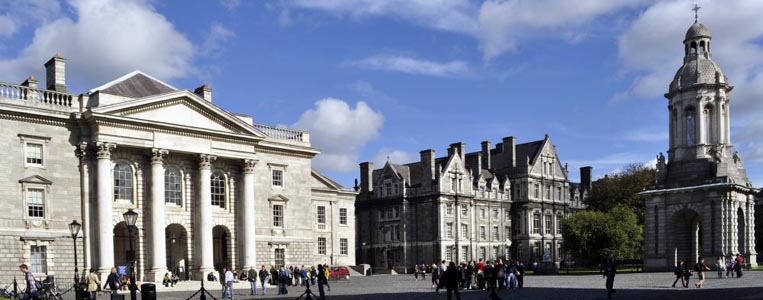 Der Innenhof mit Hauptgebäde und Kampanile