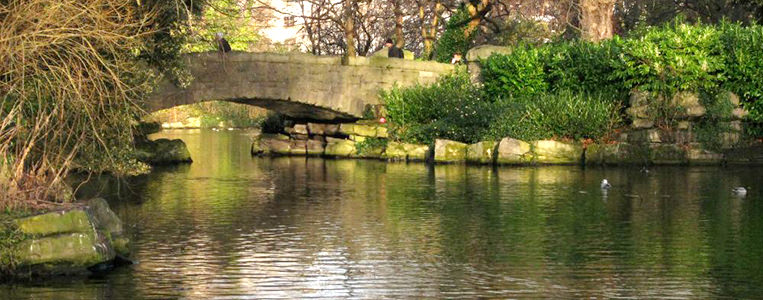 Die Brücke erhielt ihren Namen noch vor der bekannten Brücke über die Liffey
