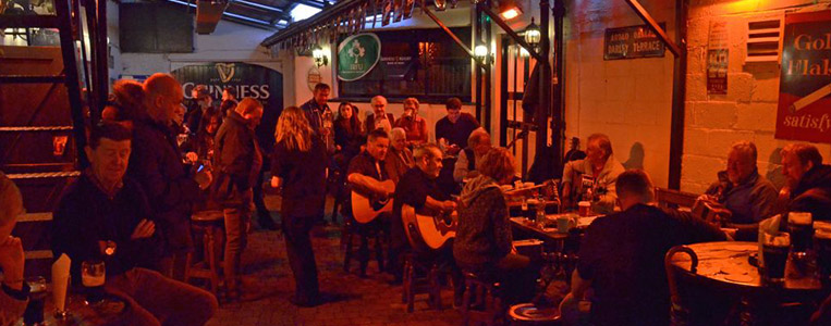 Gemütliche Atmosphäre im Biergarten vom O'Donoghue's