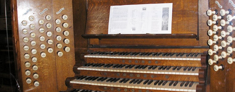 Die Orgel von 1902 hat 64 Register auf vier Manualen und Pedal