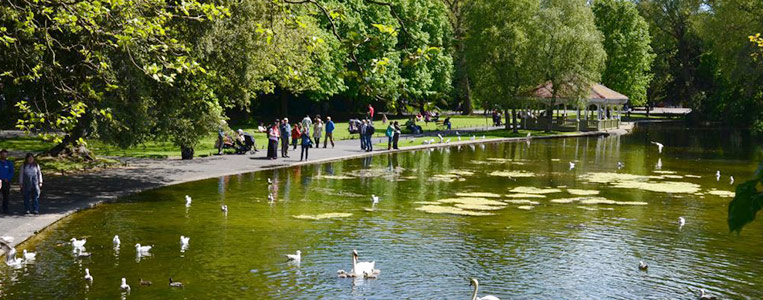 Der Große Teich im Zentrum des Parks mit angrenzendem Pavillon