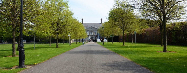 Die schnurgerade Western Allee zum Royal Hospital