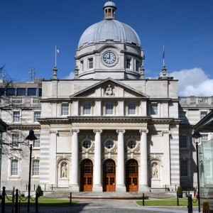 Government Buildings in Dublin, Sitz der Regierung: Für die zweite Hälfte der Legislaturperiode stellte Ministerpräsident Enda Kenny sein Kabinett um. In seinem überarbeiteten Regierungsprogramm legt er zudem künftig mehr Gewicht auf soziale Fragen.