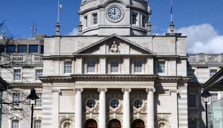Government Buildings in Dublin, Sitz der Regierung: Für die zweite Hälfte der Legislaturperiode stellte Ministerpräsident Enda Kenny sein Kabinett um. In seinem überarbeiteten Regierungsprogramm legt er zudem künftig mehr Gewicht auf soziale Fragen.