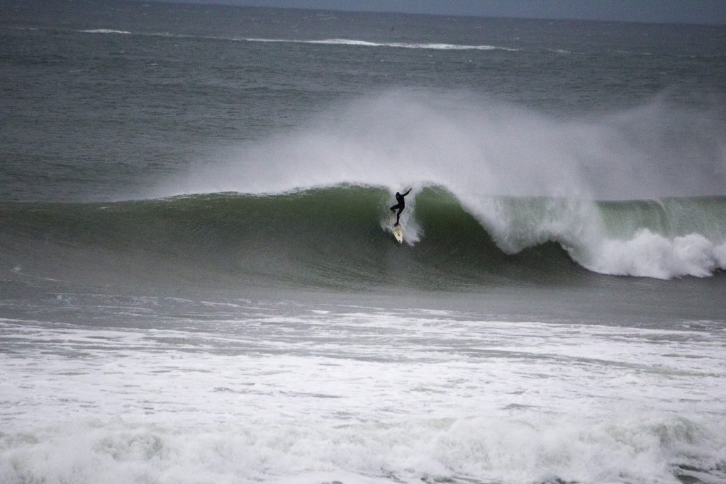 Surfer vor Welle