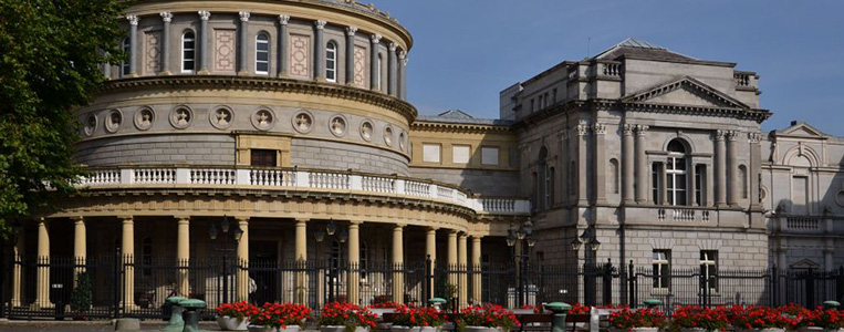 Im linken Gebäude befindet sich der große Lesesaal