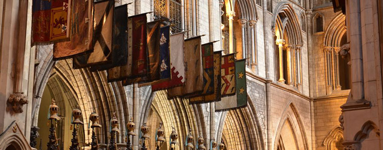 Banner und Helme der Ritter des St. Patrick Ordens