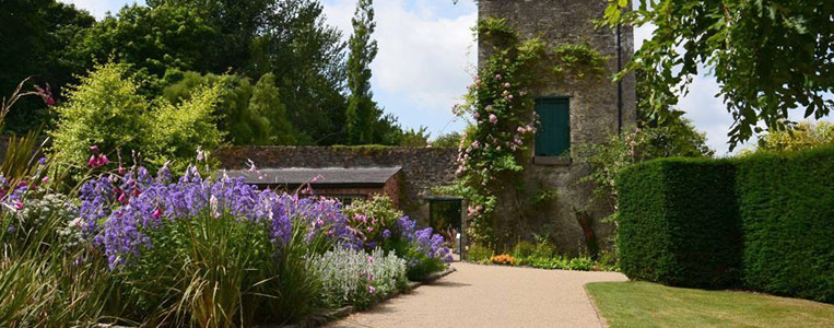 Der Bell Tower im botanischen Garten des Malahide Castle