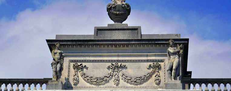 Die ornamentalen Urnen auf dem Dach kaschieren den Rauchabzug