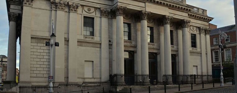 Ursprünglich beherbergte das neo-klassizistische Gebäude die Royal Exchange