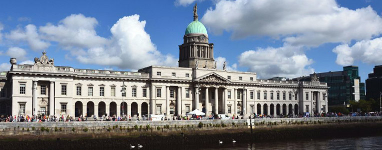 The Custom House vom Georges Quay aus gesehen, Höhe Tara Street