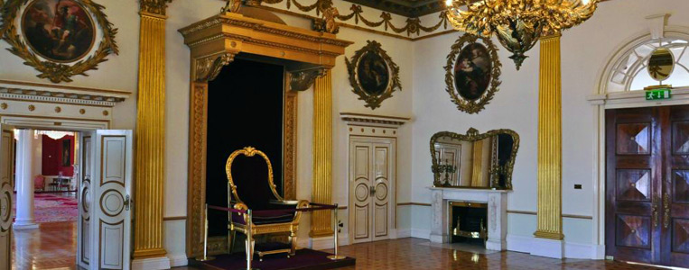 Der beeindruckende Thron-Saal