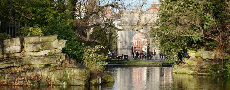 Ein- und Ausgang zum Parkgelände