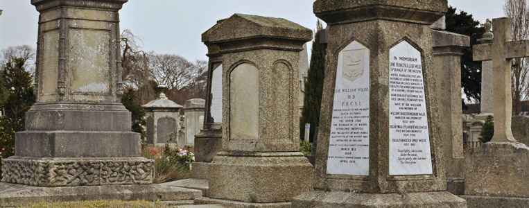 Zahlreiche sowohl historisch als auch architektonisch interessante Gräber befinden sich auf dem Friedhof