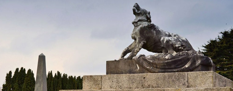 Auf dem Harvie Grab befindet sich ein Hund, der der Legende nach an der Küste gefunden wurde, an der sein Herrchen ertrank