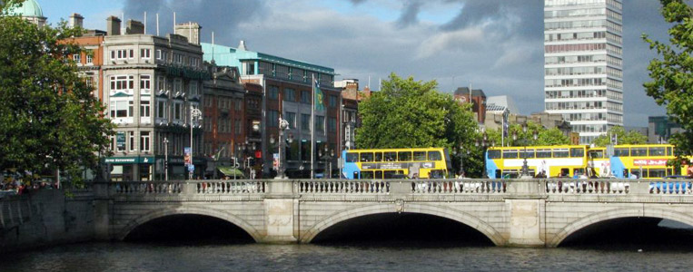Die O'Connell Bridge weist eine architektonische Besonderheit auf