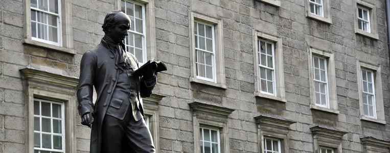 Die Oliver Goldsmith Statue am Eingang