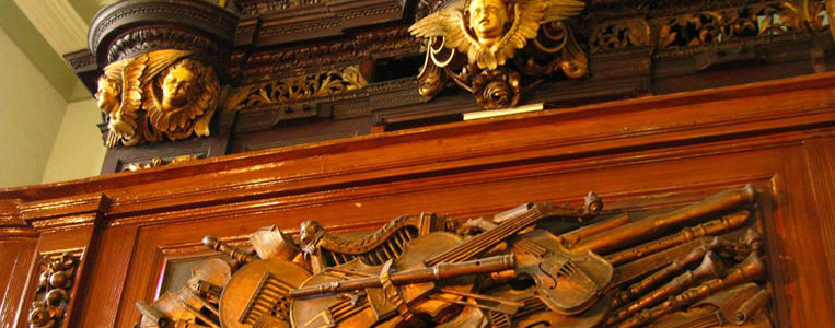 Kunstvolle Holzschnitzerei an der Orgel
