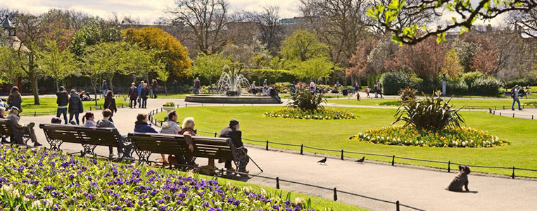 Die Parkbänke und Spazierwege sind Perfekt zum Relaxen