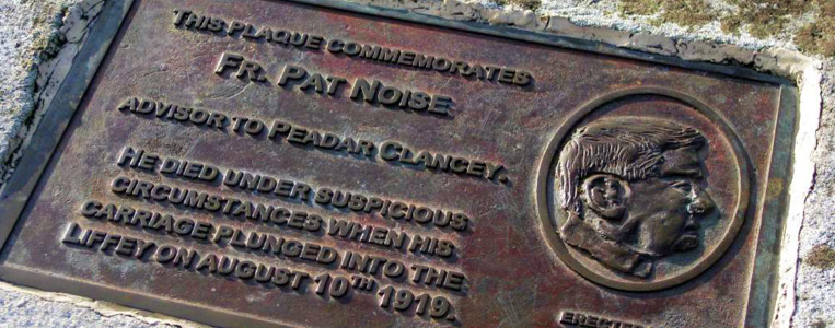 Die Plakette aus der Nähe betrachtet