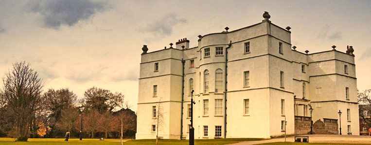 Zur Verteidigung bot das Schloss mächtige Mauern und vier Wehrtürme